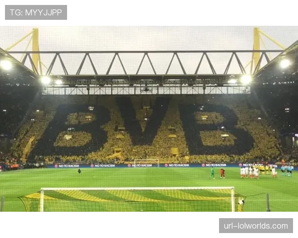 欧冠主题曲响起，温布利看台球迷拼出巨型TIFO